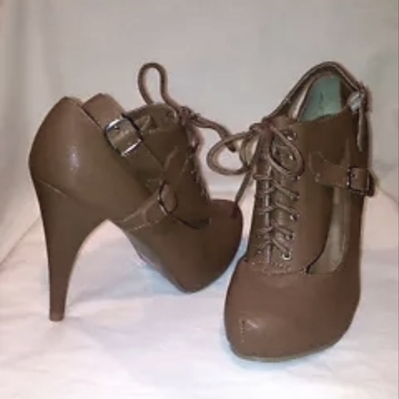 Bumper lace up booties in the color Camel (Size 7) - Picture 2 of 6